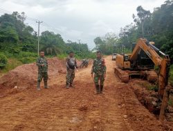 Gunakan Alat Berat, Satgas TMMD ke 128 Kodim 0420/Sarko Buat Saluran Drainase 