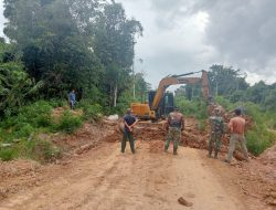 Satgas TMMD ke 128 Kodim 0420/Sarko Buatkan Saluran Drainase Sepanjang 300 Meter Dititik Perbaikan Jalan 
