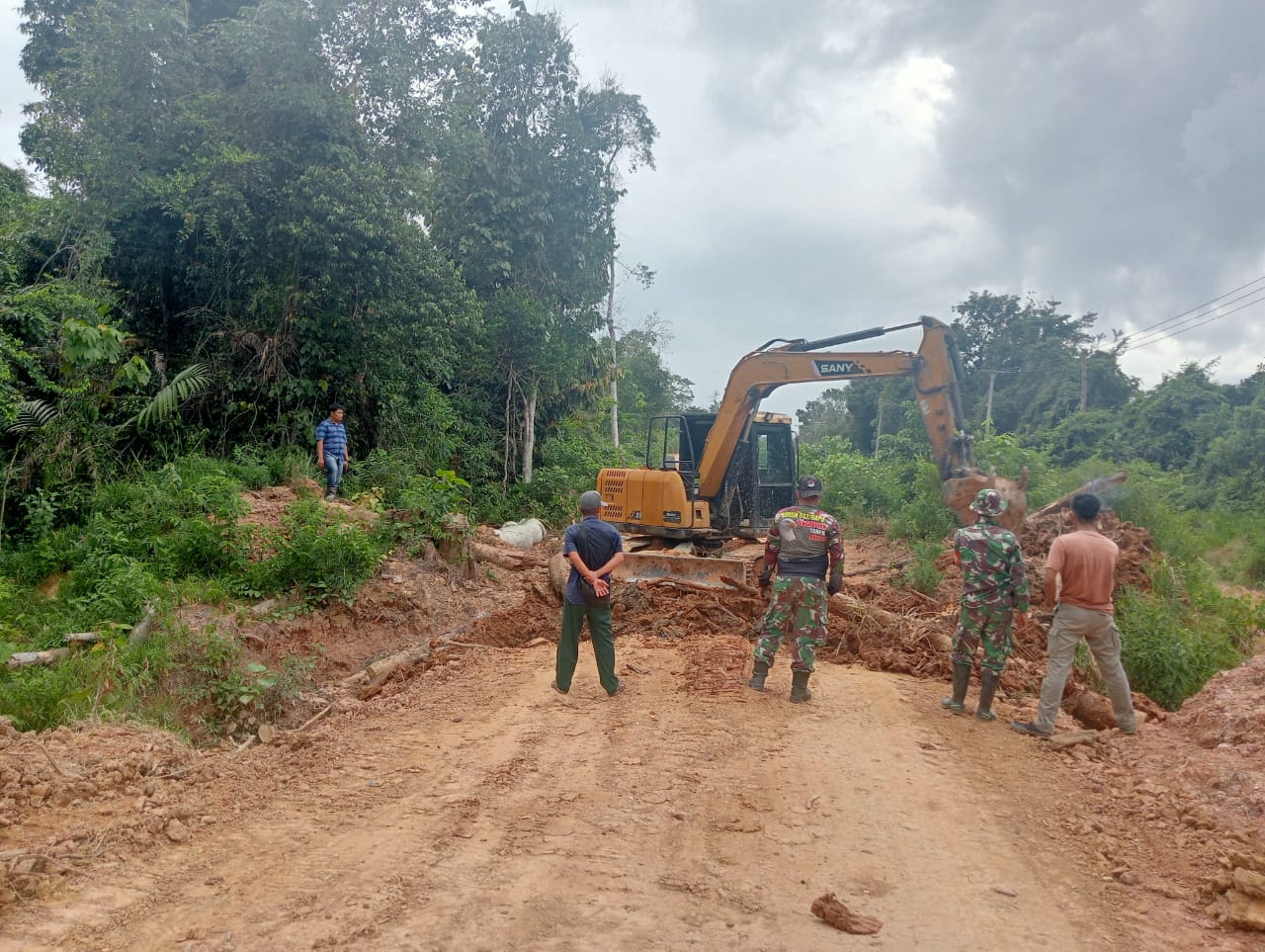 Satgas TMMD ke 128 Kodim 0420/Sarko Buatkan Saluran Drainase Sepanjang 300 Meter Dititik Perbaikan Jalan 