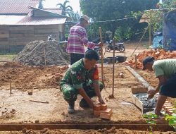 Rumah Layak Huni Milik Kiki Mulai Dipasang Pondasi Oleh Satgas TMMD ke-128 Kodim 0420/Sarko 