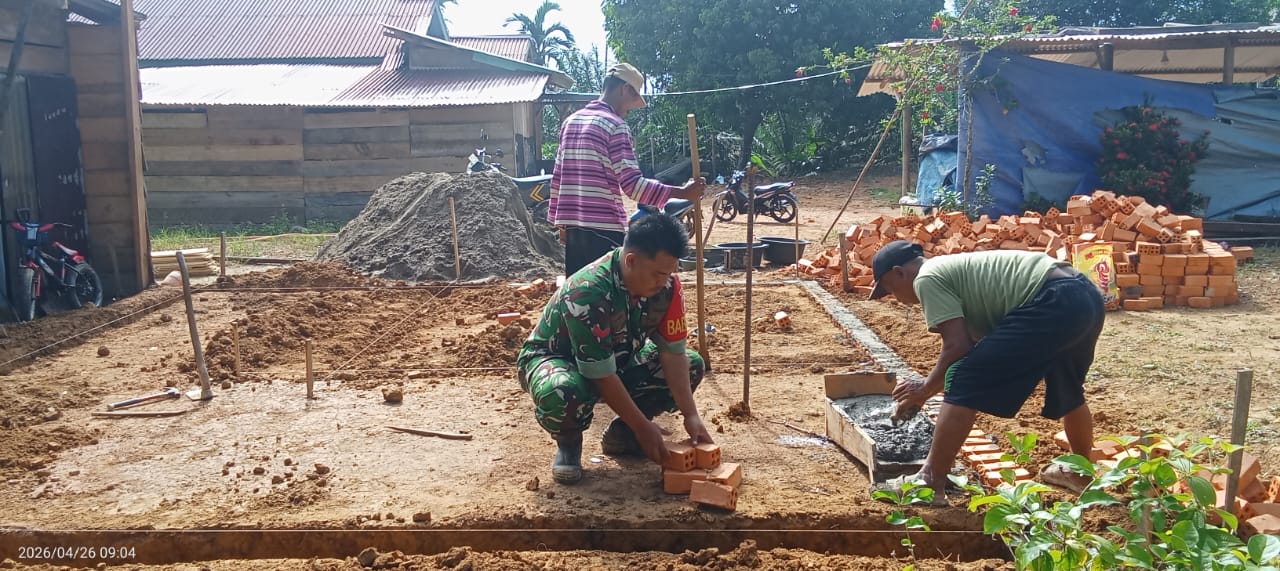 Rumah Layak Huni Milik Kiki Mulai Dipasang Pondasi Oleh Satgas TMMD ke-128 Kodim 0420/Sarko 