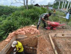 Anggota Satgas TMMD Ke-128 Kodim 0420/Sarko Gotong Royong Bangun MCK di Desa Seko Besar