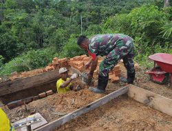 Satgas TMMD Ke-128 dan Warga Angkat Batu Bata Wujudkan MCK Masjid Al-Kautsar