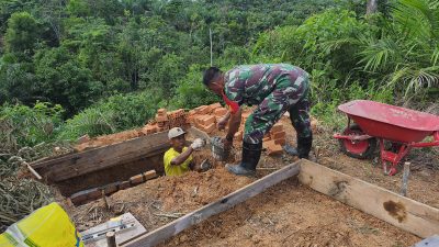 Satgas TMMD Ke-128 dan Warga Angkat Batu Bata Wujudkan MCK Masjid Al-Kautsar