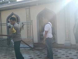 Pasca banjir Melanda sejumlah wilayah di Kabupaten Sarolangun, jajaran kepolisian bersama masyarakat bergerak Lakukan Pemulihan Lingkungan melalui Gotong royong.