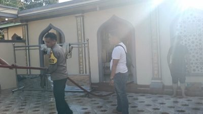 Pasca banjir Melanda sejumlah wilayah di Kabupaten Sarolangun, jajaran kepolisian bersama masyarakat bergerak Lakukan Pemulihan Lingkungan melalui Gotong royong.