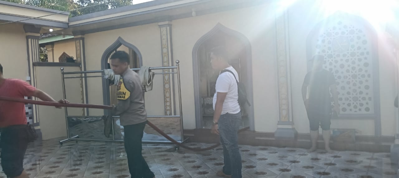 Pasca banjir Melanda sejumlah wilayah di Kabupaten Sarolangun, jajaran kepolisian bersama masyarakat bergerak Lakukan Pemulihan Lingkungan melalui Gotong royong.