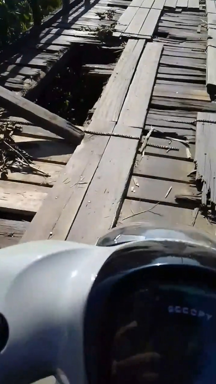 Jembatan Mengkurai Nyaris Ambruk, Publik: Pemkab Sintang Masihkah Ada Hati Untuk Masyarakatnya?