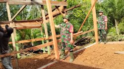 Anggota Satgas TMMD ke-128 Kodim 0420/Sarko Bersama Warga Pasang Tiang RLH Milik Lukman 