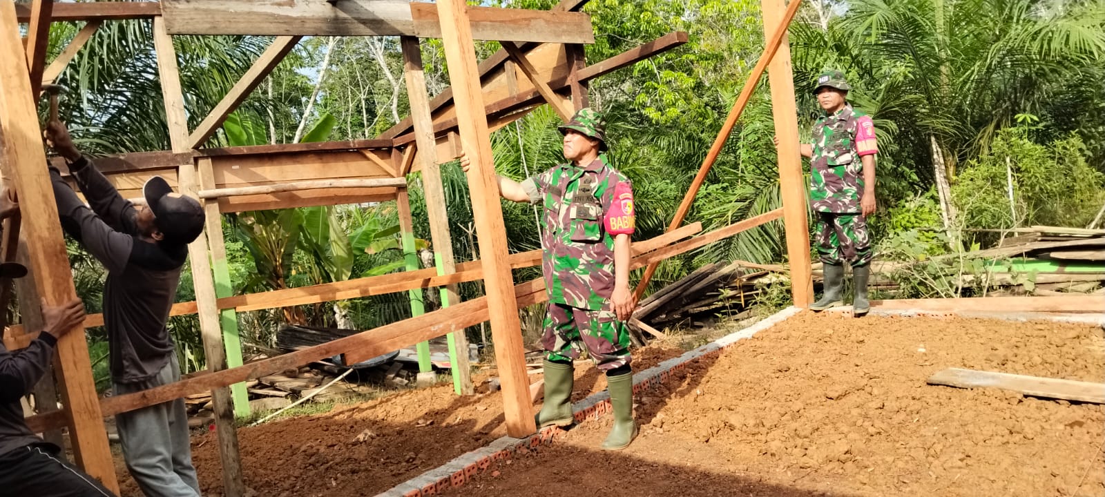 Anggota Satgas TMMD ke-128 Kodim 0420/Sarko Bersama Warga Pasang Tiang RLH Milik Lukman 