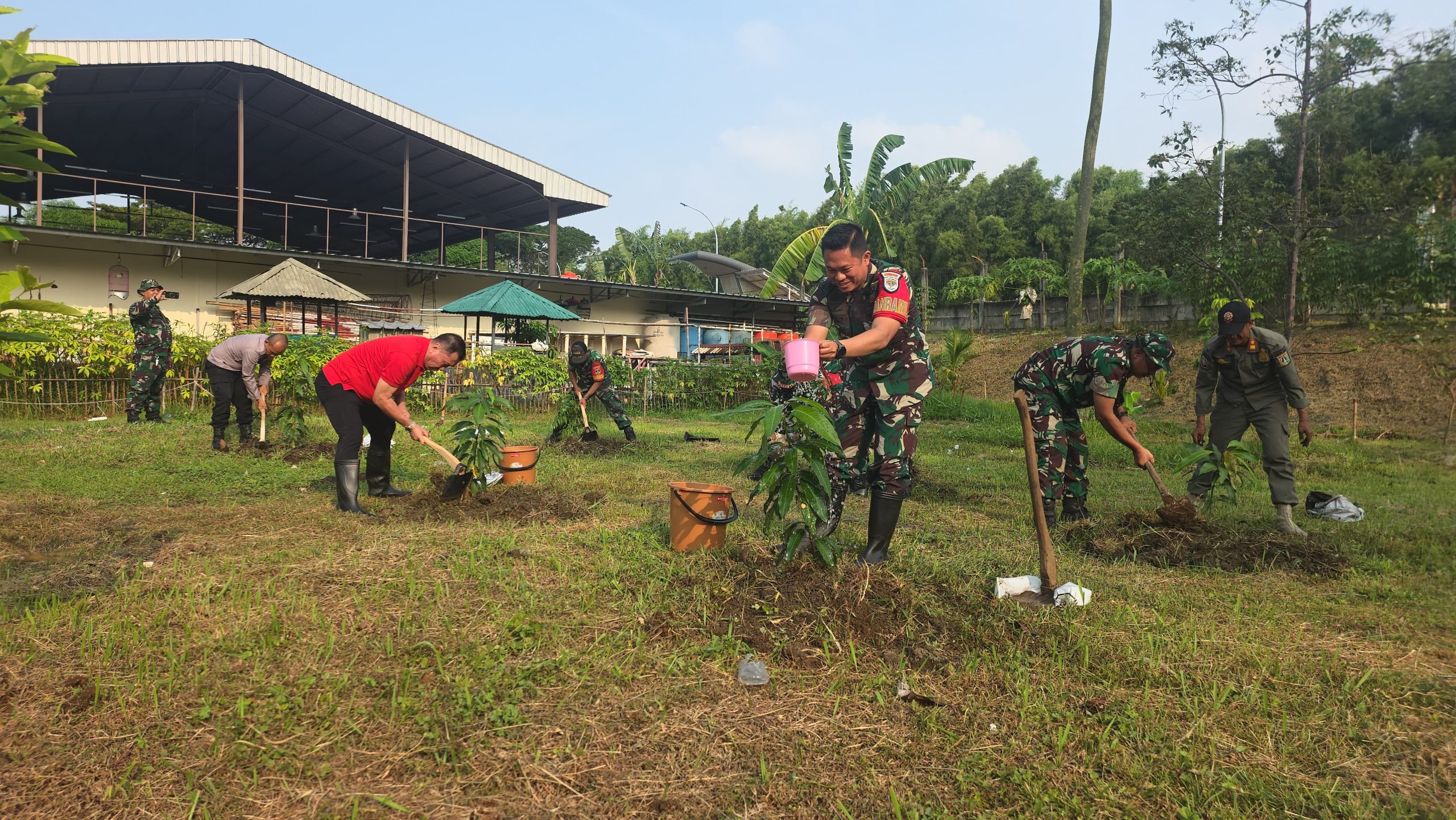 Peringati Hari Bumi, Koramil 02/Penjaringan Bersama Tiga Pilar Tanam 1.000 Pohon Buah