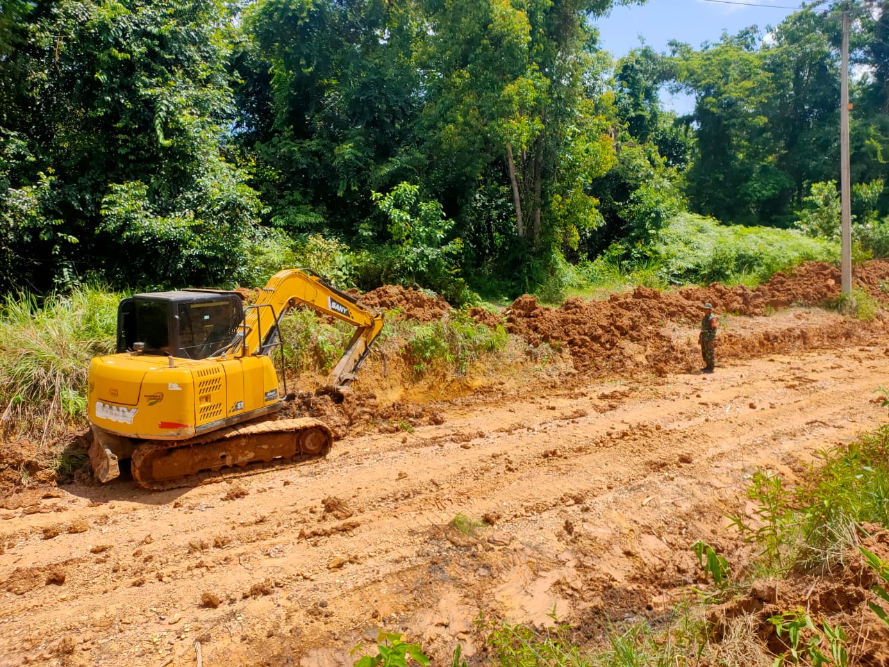 Drainase Sepanjang 300 Meter Dititik Perbaikan Jalan Mulai Dikerjakan Satgas TMMD ke 128 Kodim 0420/Sarko  
