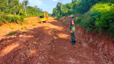 Kerja Ekstra, Satgas TMMD ke 128 Kodim 0420/Sarko Harus Buang Lumpur Dititik Perbaikan Jalan