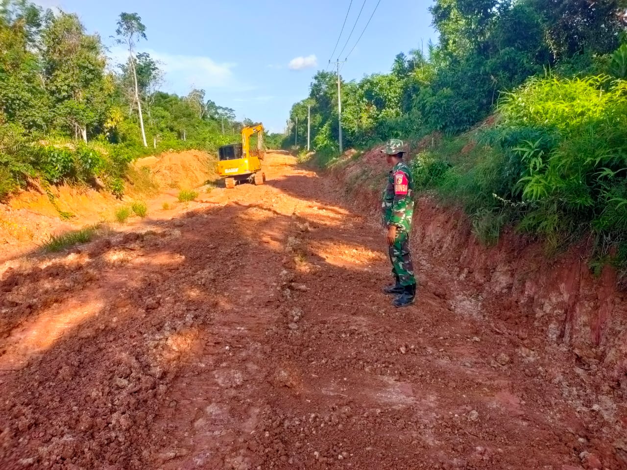 Kerja Ekstra, Satgas TMMD ke 128 Kodim 0420/Sarko Harus Buang Lumpur Dititik Perbaikan Jalan