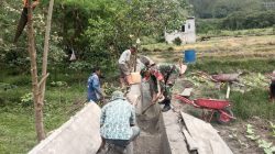 Babinsa Koramil 04/Bintang Gotong Royong Bersama Warga Bangun Irigasi Sawah