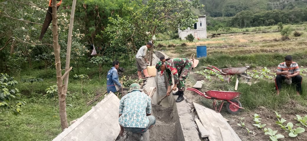 Babinsa Koramil 04/Bintang Gotong Royong Bersama Warga Bangun Irigasi Sawah
