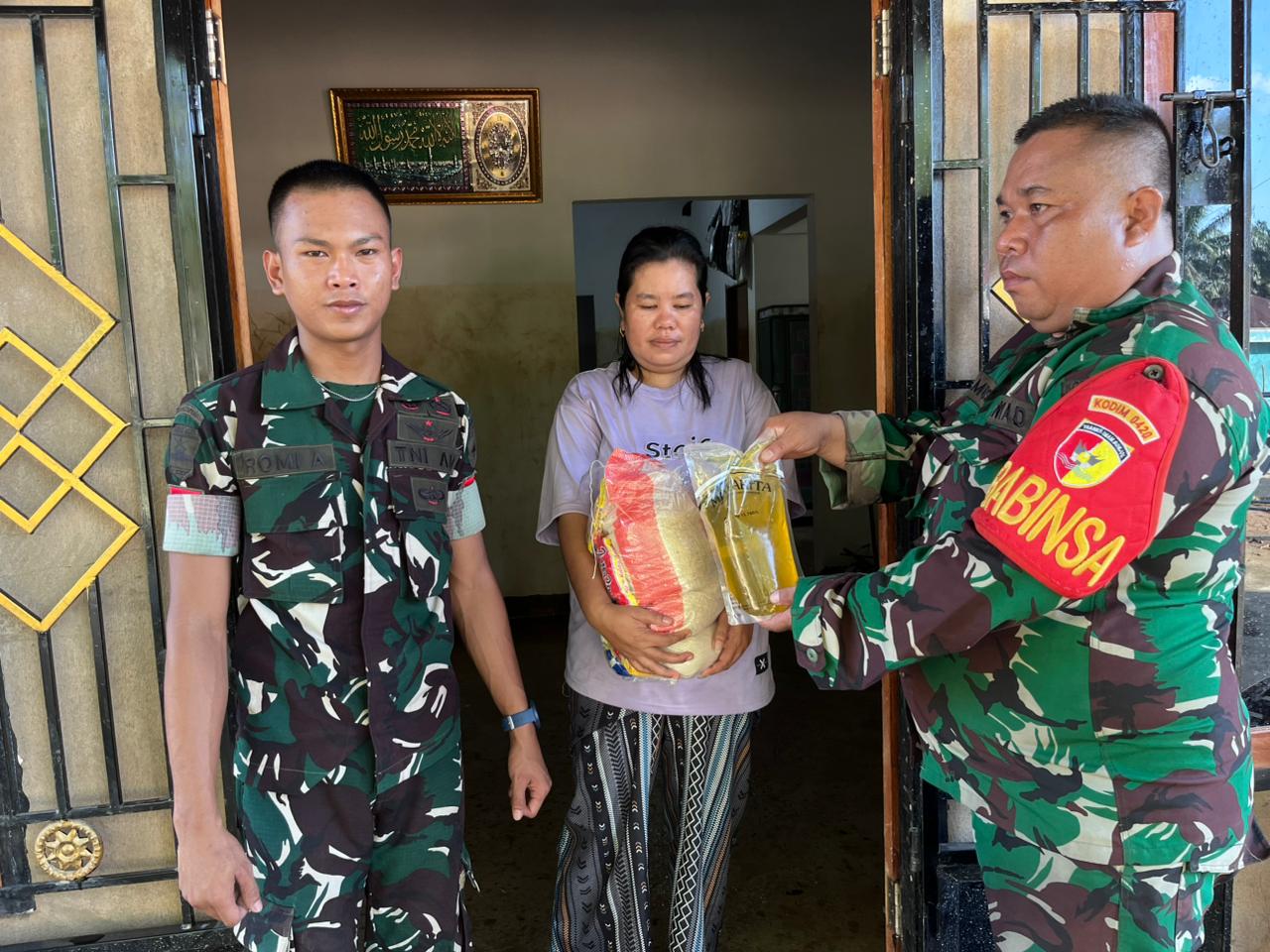 Brigade infanteri 89/Gimpang Gasib..Berinisiatif berikan bantuan sembako kepada warga yang terdampak banjir