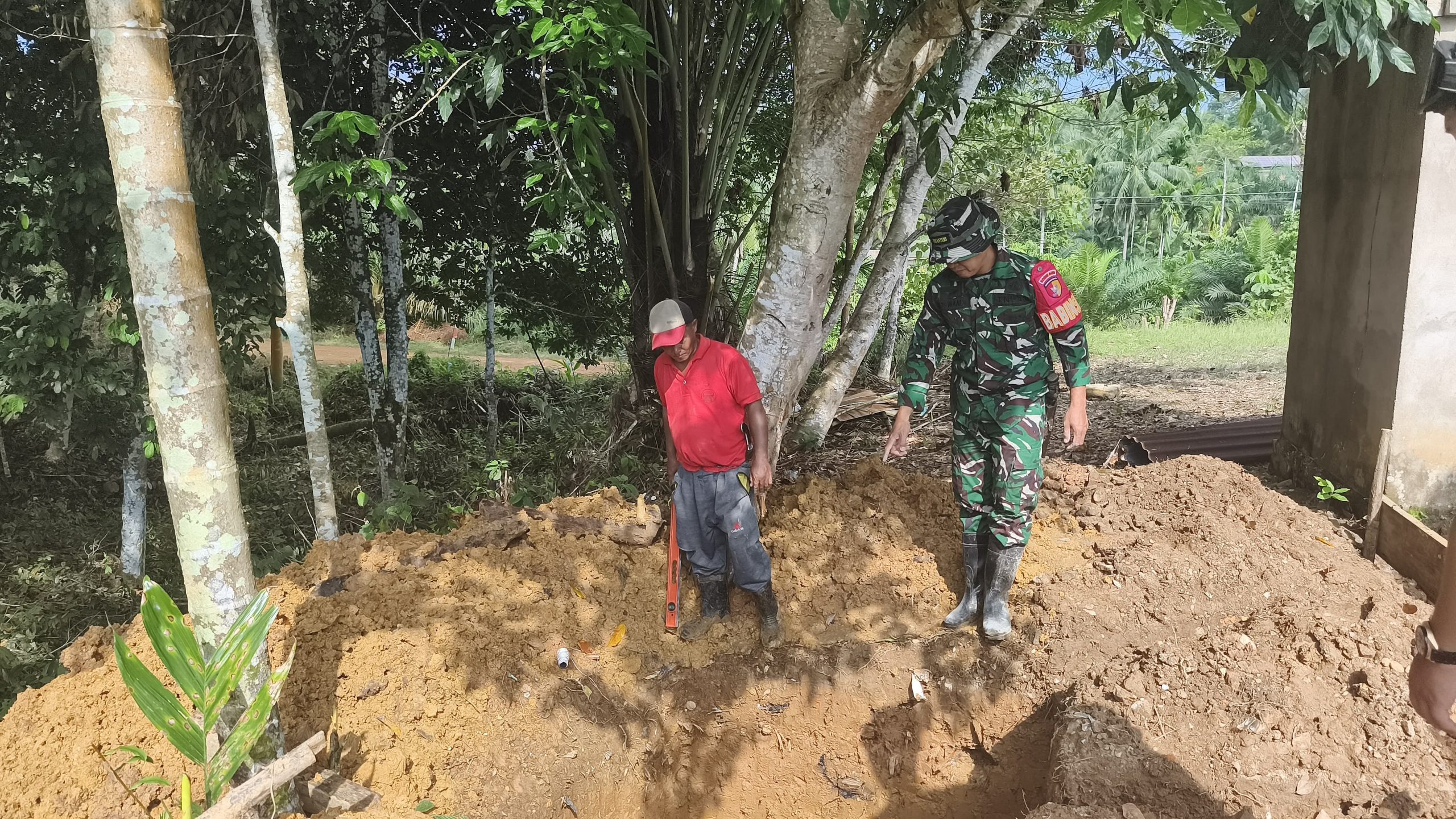 Satgas TMMD Ke-128 dan Warga Siapkan Septitank MCK Musholla Nurul Huda 