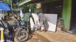 Satgas TMMD Ke-128 Kodim 0420/Sarko dan Warga, Siapkan Plafon Untuk Rehap Musholla Nurul Huda 