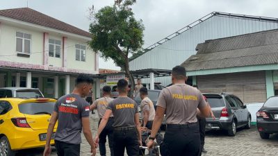 Gerak Cepat Brimob Polda Banten Evakuasi Korban Laka Lantas