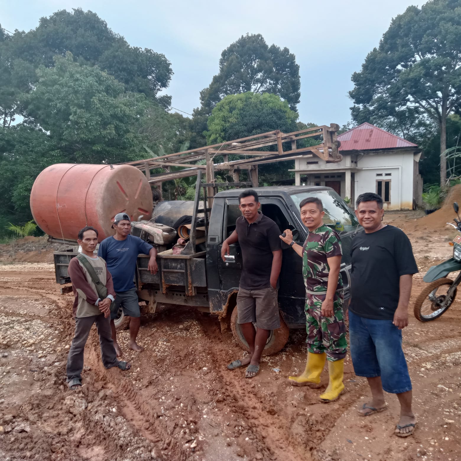 Satgas TMMD ke-128 Kodim 0420/Sarko Genjot Pembangunan MCK dan Sumur Bor di Desa Seko Besar