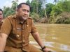 Arungi Sungai Deras, Bupati H M Syukur Salurkan Bantuan Banjir