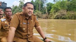 Arungi Sungai Deras, Bupati H M Syukur Salurkan Bantuan Banjir