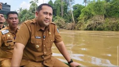 Arungi Sungai Deras, Bupati H M Syukur Salurkan Bantuan Banjir