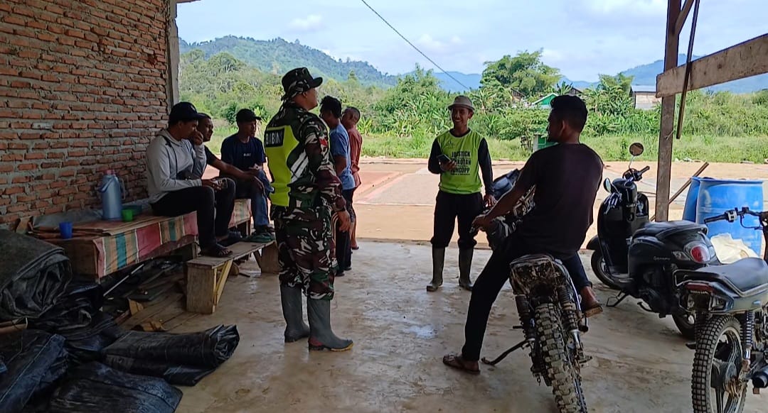 Babinsa Koramil 10/Celala Perkuat Silaturahmi Lewat Komsos Bersama Warga Desa Celala