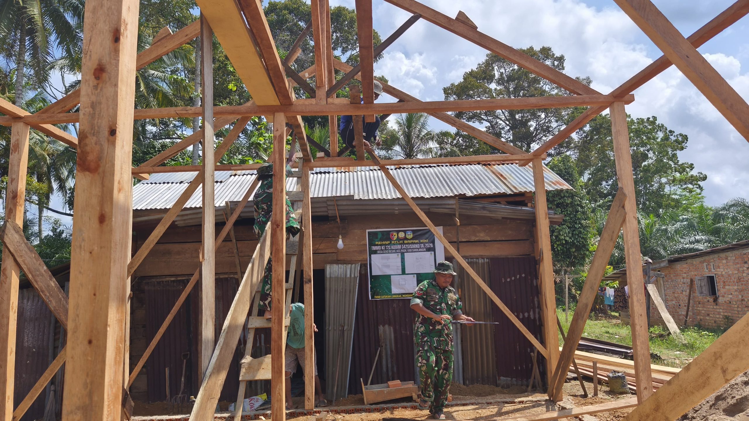 Bahu Membahu TNI Bersama Warga Wujudkan Rumah Layak Huni Milik Bapak Kiki Warga Desa Seko Besar
