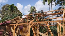 Anggota Satgas TMMD ke-128 Kodim 0420/Sarko Bersama Warga Tegakkan Tiang RLH Milik Raskam 