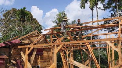 Anggota Satgas TMMD ke-128 Kodim 0420/Sarko Bersama Warga Tegakkan Tiang RLH Milik Raskam 