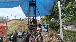 Satgas TMMD ke-128 Kodim 0420/Sarko Bersama Warga Bangun Sumur Bor di Desa Seko Besar