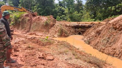 Satgas TMMD ke 128 Kodim 0420/Sarko Lanjutkan Pembuatan Drainase di Lokasi Perbaikan Jalan 