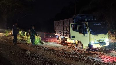 Hingga Malam Hari, Satgas TMMD ke 128 Kodim 0420/Sarko Turunkan Material Batu Dititik Perbaikan Jalan Menuju Desa Seko Besar
