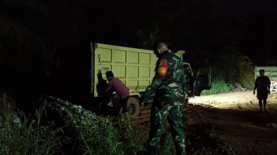 Hingga Malam Hari, Anggota Satgas TMMD ke 128 Kodim 0420/Sarko Tetap Bekerja Turunkan Material Batu di Lokasi Perbaikan Jalan 