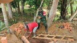 Anggota Satgas TMMD Ke-128 Kodim 0420/Sarko Pasang Dinding Bata Septytank MCK Masjid Nurul Huda