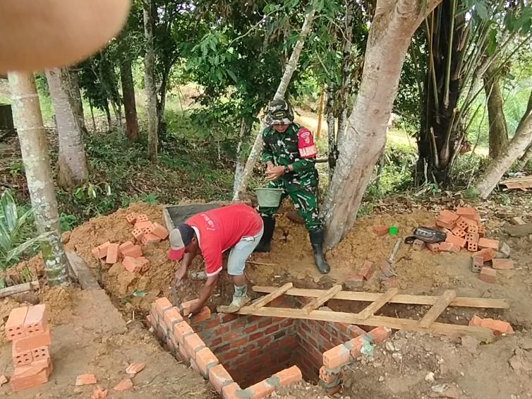 Anggota Satgas TMMD Ke-128 Kodim 0420/Sarko Pasang Dinding Bata Septytank MCK Masjid Nurul Huda