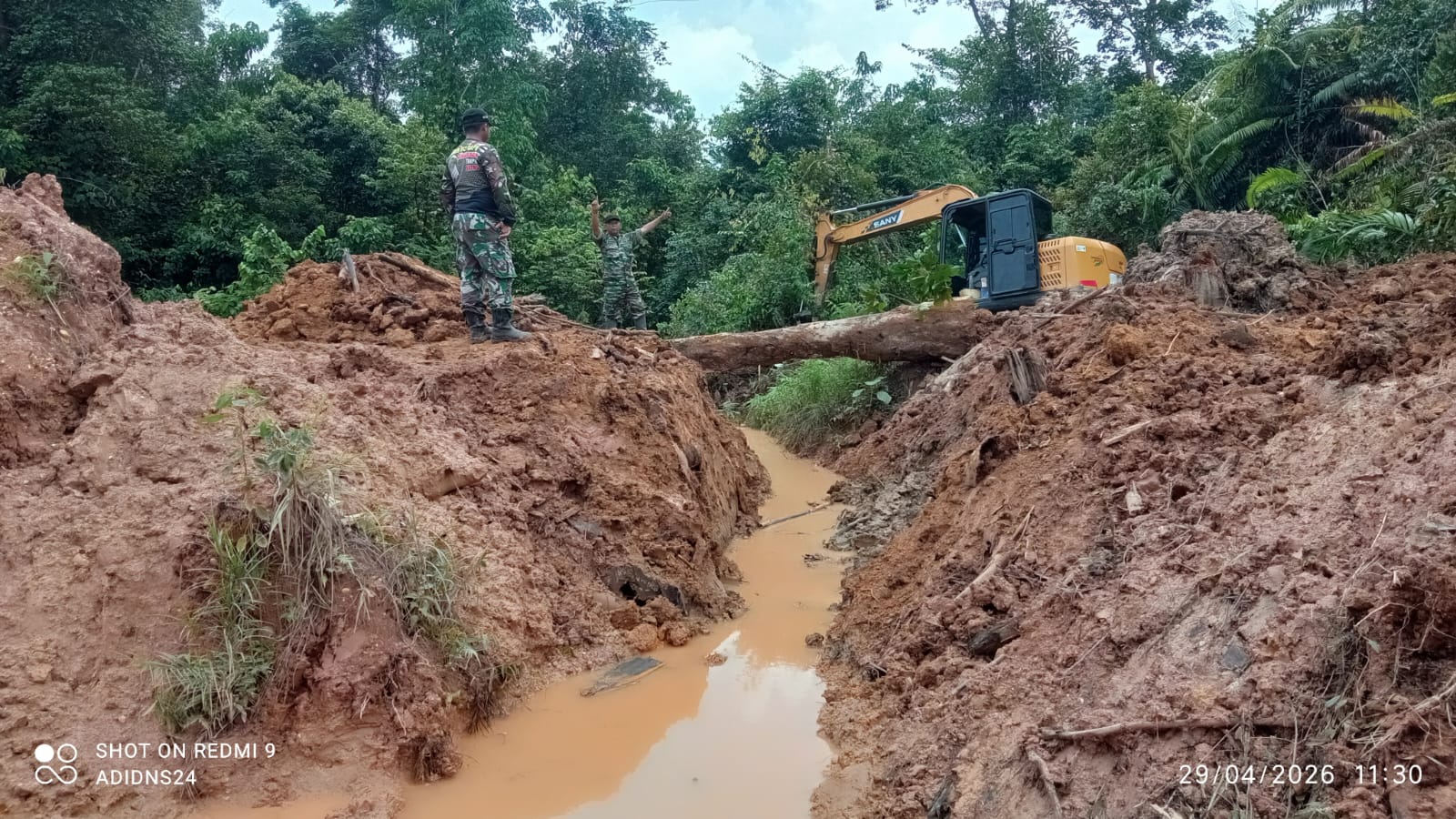 Satgas TMMD ke 128 Kodim 0420/Sarko Bongkar Drainase Dititik Perbaikan Jalan 