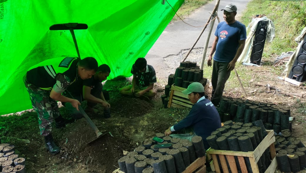 Babinsa Koramil 04/Bintang Bantu Warga Isi Polibek Bibit Kopi di Desa Sintef