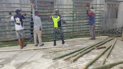 Babinsa Koramil 04/Bintang Bantu Warga Bangun Pagar Lapangan Voli di Desa Wilah Setie