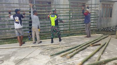 Babinsa Koramil 04/Bintang Bantu Warga Bangun Pagar Lapangan Voli di Desa Wilah Setie