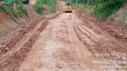 Satgas TMMD ke 128 Kodim 0420/Sarko Lakukan Pemadatan Dititik Perbaikan Jalan Menuju Desa Seko Besar