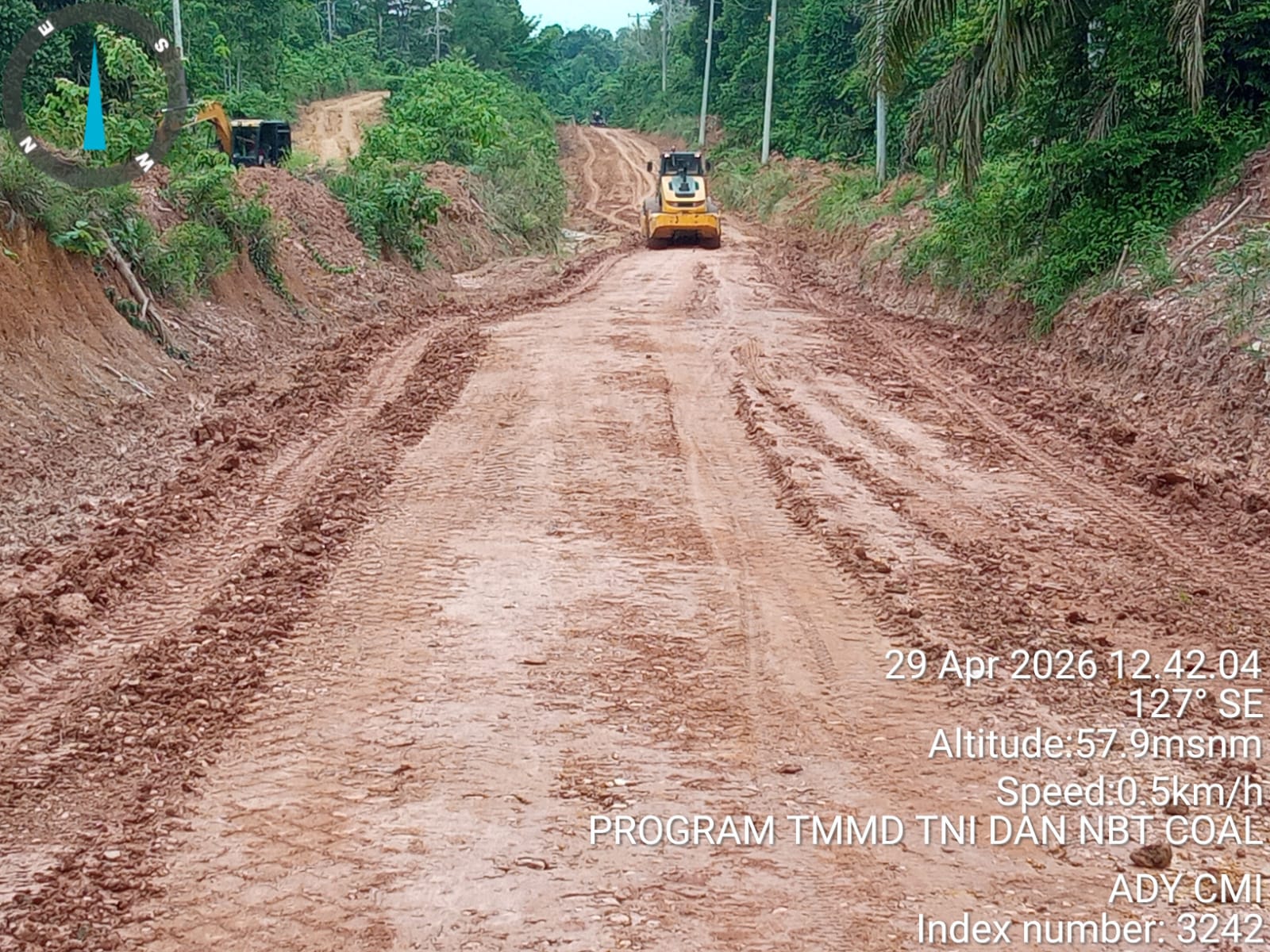 Satgas TMMD ke 128 Kodim 0420/Sarko Lakukan Pemadatan Dititik Perbaikan Jalan Menuju Desa Seko Besar