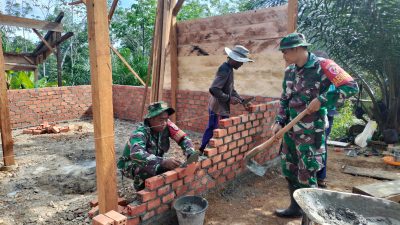 Anggota Satgas TMMD Ke-128 Kodim 0420/Sarko Pasang Dinding Bata Rumah Layak Huni Milik Lukman 