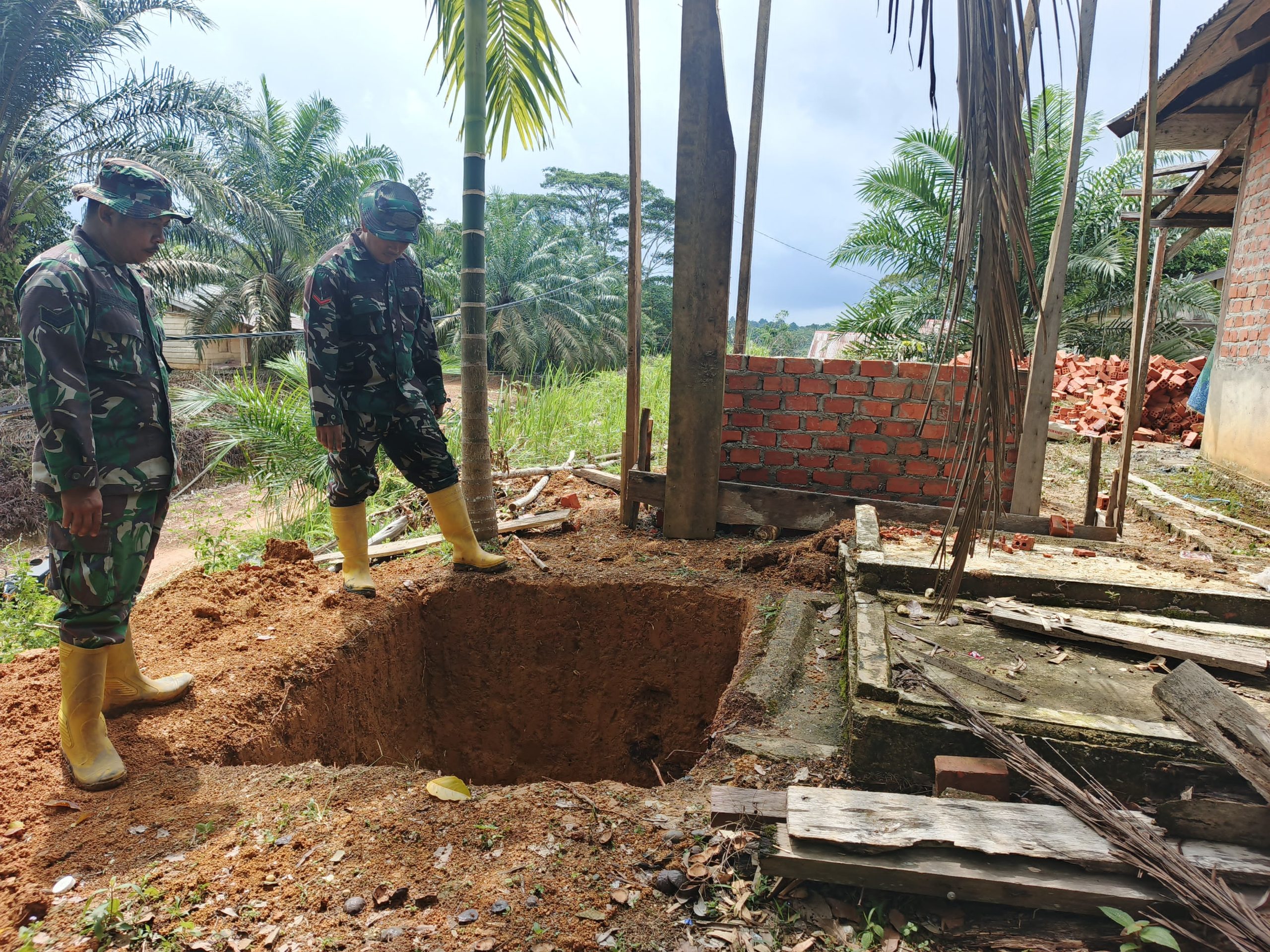Satgas TMMD Ke-128 Kodim 0420/Sarko Terus Pacu Pembangunan MCK dan Sumur Bor di Desa Seko Besar