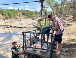 Anggota Koramil 05/Linge Bersama Personel Yon TP 854/DK Bantu Siswa SMP Menyeberang Demi Keselamatan.