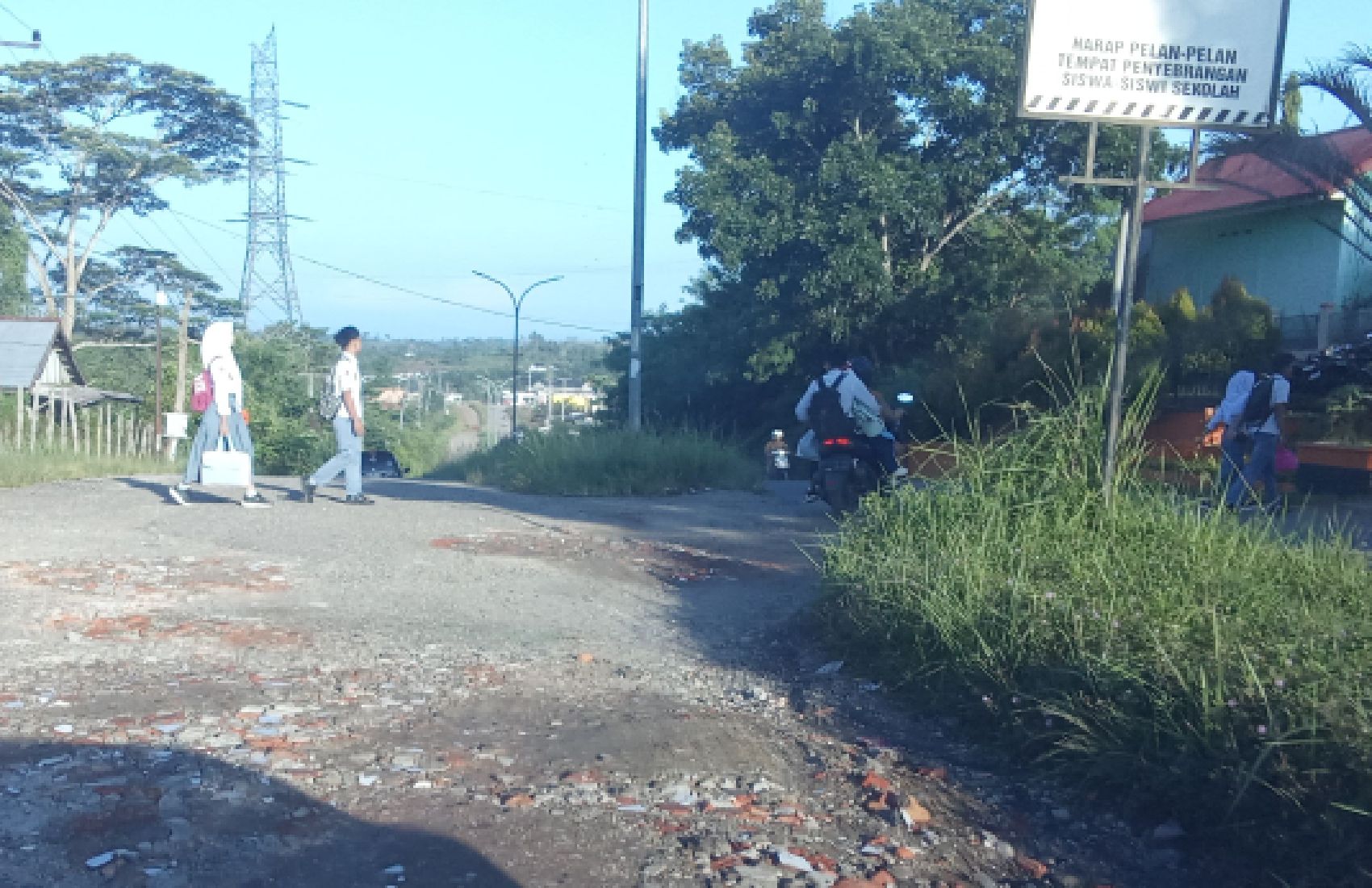 Terima Kasih pada Masyarakat telah menutup Lobang di Jalan sekitar SMAN-6 Merangin