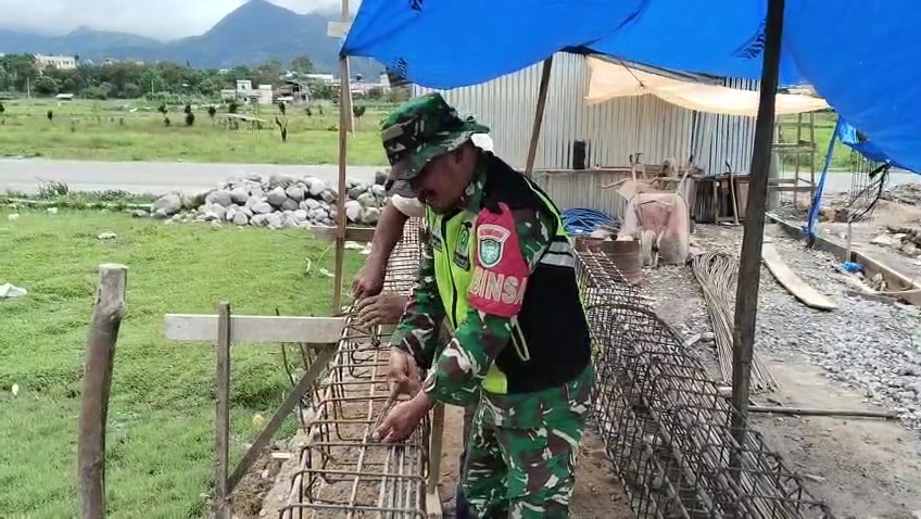 Babinsa Koramil 06/Jagong Laksanakan Karya Bakti Bersama Warga di Desa Binaan