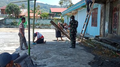Wujud Kepedulian Babinsa, Koptu Serikandi Laksanakan Komsos Bantu Warga Siapkan Acara Pesta